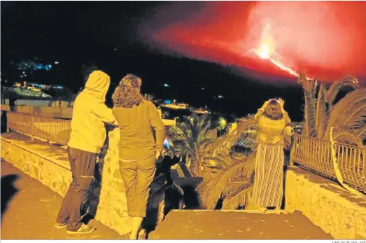  ?? CARLOS DE SAÁ / EFE ?? Vista de la erupción del volcán de La Palma tomada en la madrugada de ayer desde la localidad de Tajuya, en el municipio de El Paso.