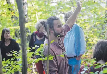  ?? FOTO: LENA REINER ?? Führt Besucher durch den Fallenbrun­nen: Ferdinand Nehm.