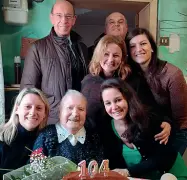  ??  ?? A Chioggia Cesira Frizziero, 104 anni, mentre festeggia il suo compleanno e racconta i segreti della sua longevità