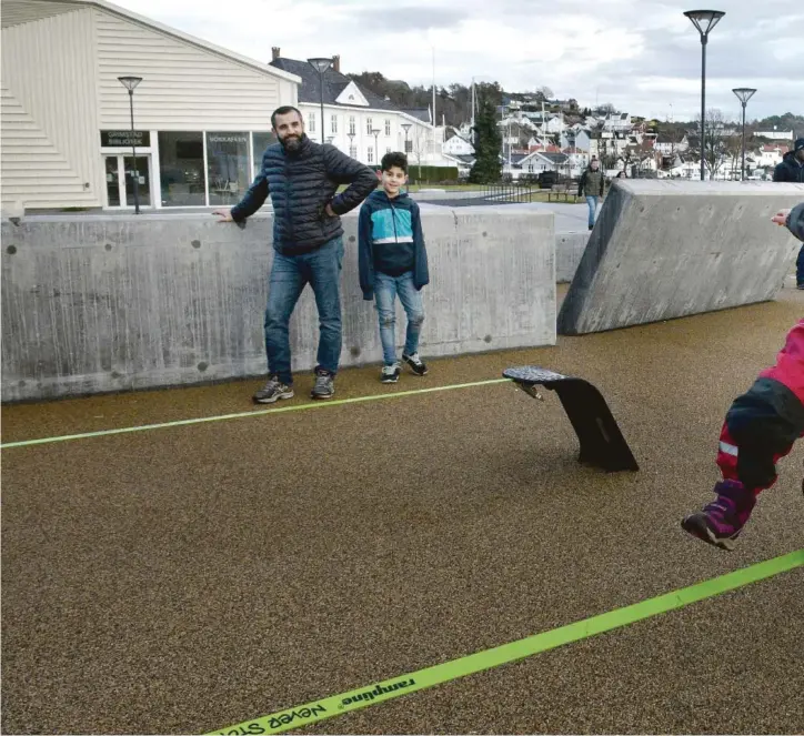  ??  ?? MORO: Nour Kashef (6) balanserer på line i Byhaven. Pappa Ziad og bror Osama følger med. De pleier å ta turen til Byhaven i helgene