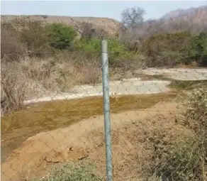  ?? ?? Contaminat­ed water flows in Nyamombe river