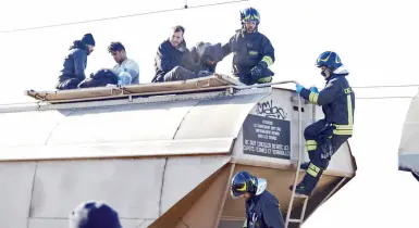  ?? (Foto Sartori) ?? Il salvataggi­o I vigili del fuoco hanno aperto la botola del convoglio per fare uscire i nove migranti
