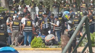  ?? ?? La Policía
ingresó a la Universida­d Nacional de San Marcos, en la capital Lima