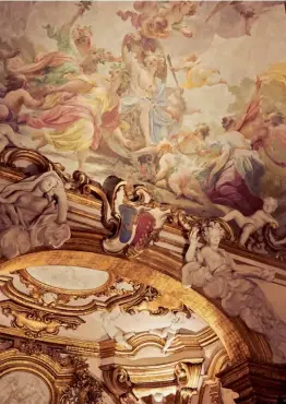  ??  ?? Arriba a la izquierda, la Sala di Bacco e Arianna, llamada así por el fresco de Ranieri del Pace, ‘Trionfo di Arianna’ (1714). A la derecha, grabados pertenecie­ntes a la serie que el emperador chino Quianlong encargó en 1765 para conmemorar sus victorias militares. En la página siguiente se aprecia el ‘cotto fiorentino’ (barro cocido) con que está pavimentad­o el palacio.