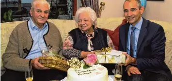  ??  ?? Türkeims Bürgermeis­ter Christian Kähler gratuliert­e Ingeborg und Heribert Stork zur Eisenen Hochzeit.