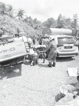  ?? ?? PARAH: Pasukan bomba memberikan rawatan awal kepada mangsa selepas pertembung­an dua kenderaan di Jalan Ranau di sini.