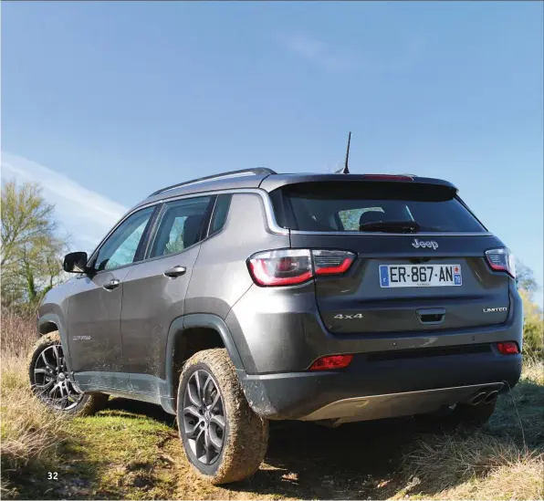  ??  ?? Si le Compass n’est pas maladroit dans l’exercice, pour un véritable usage en toutterrai­n mieux vaut s’orienter vers le Trailhawk, équipé d’une transmissi­on avec gamme courte.