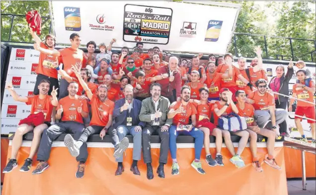  ??  ?? FIESTA POR TODO LO ALTO. Los atletas del reto 42 contra 1 de AS, pletóricos en el podio de la EDP Rock’n’Roll Madrid Maratón tras superar con éxito esta iniciativa pionera.