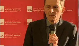  ?? ?? Le social démocrate Rolf Mützenich est venu à Bruxelles pour parler de la stratégie électorale de son parti en vue des élections européenne­s.