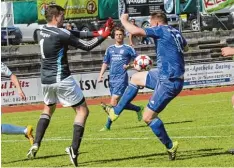  ?? Foto: Rummel ?? Auf diesem Bild scheitert Laimerings Thomas Nöbel an Sportfreun­de Keeper Oliver Seger. Am Wochenende sind die Friedberge­r bei Weilach gefordert.