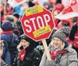  ?? FOTO: DPA ?? Streikende Lehrer gestern in Köln.