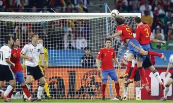  ?? PABLO GARCÍA ?? Y PUYOL VOLÓ
El 5 de España se elevó por encima de todos para conectar el imponente cabezazo que llevó a España a la final del Mundial.