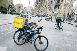  ?? LAVIER CERVERA ?? Dos riders de Glovo y Uber Eats en Barcelona