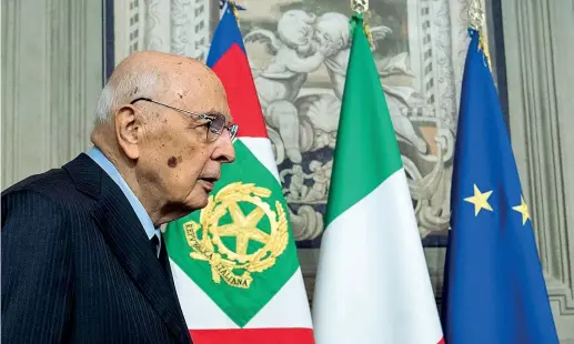  ??  ?? Quirinale Sopra, Giorgio Napolitano, 92 anni, il 13 aprile al Quirinale in occasione delle consultazi­oni con Sergio Mattarella per la formazione del governo