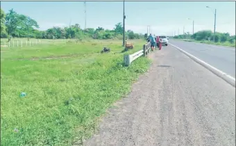  ??  ?? Algunas personas miran el lugar donde encontraro­n el cuerpo sin vida. Es a la altura del Km. 28 de la Ruta Transchaco.