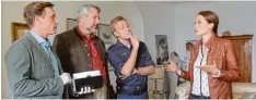  ?? Foto: Christian A. Rieger – Klick/zdf/dpa ?? Eine Szene aus der 400. Folge der „Rosenheim Cops“: Pathologin Sandra Mai (Sina Wilke) und ihre Kollegen (von links) Christian Bach (Patrick Kalupa), Anton Stadler (Dieter Fischer) und Michi Mohr (Max Müller).