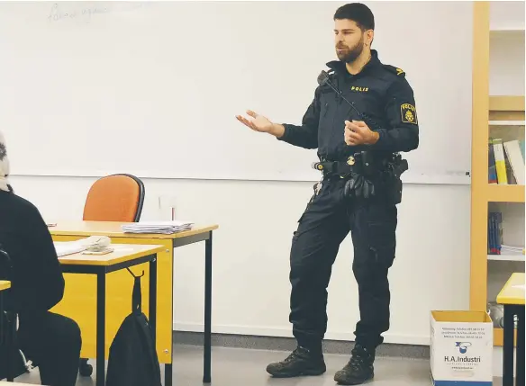  ?? FOTO: KERSTIN GUSTAFSSON ?? VARDAG. Polisen besöker eleverna i SFI i Rinkeby och pratar om vad de gör och varför.