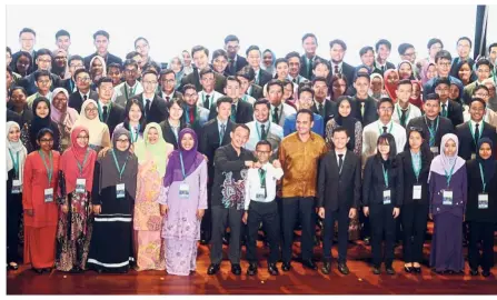  ??  ?? Dr Maszlee (front row, in black batik shirt) and Wan Zulkiflee (sixth from right) with PESP 2018 recipients after the sponsorshi­p award presentati­on ceremony at UTP in Seri Iskandar, Perak.
