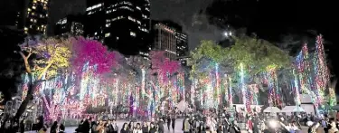  ?? —INQUIRER FILE PHOTO ?? SPRUCED UP The Festival of Lights has resumed at Ayala Triangle Gardens in Makati, a subdistric­t where office vacancy rate is around 21 percent.