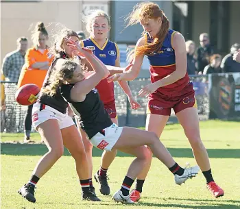  ?? ?? Dusties’ Sarah Burns sends her Frankston opponent flying with a solid push.