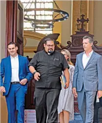  ??  ?? Reuniones. El alcalde de San Salvador, Ernesto Muyshondt, recibió al gobernador Gavin Newsom a su salida de la cripta en la Catedral Metropolit­ana de San Salvador.