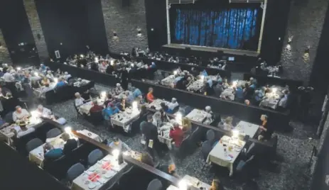  ??  ?? The audience sits down for dinner at the Candleligh­t Dinner Playhouse this month.