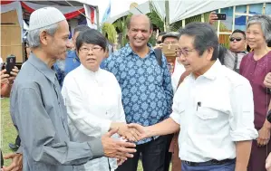  ??  ?? (Gambar atas) KURUP bersalaman dengan delegasi JKMPKA sejurus ketibaanny­a di majlis itu.