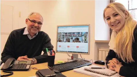  ?? Foto: Peter Bauer ?? Solveig Lüthje und Markus Jocher präsentier­en im Büro im historisch­en Rathaus die neue Internetse­ite zur Innenstadt­entwicklun­g in Krumbach.
