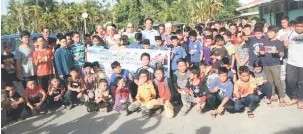  ??  ?? KE ALAM DEWASA: Dr Abdul Rahman bersama tetamu lain bergambar dengan kanak-kanak yang menyertai Program Berkhatan Perdana di Limbang, semalam.