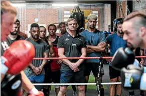  ?? PHOTOSPORT ?? Crusaders coach Scott Robertson, centre, looks on as Joseph Parker, right, and his trainer, Kevin Barry, work out during a training session in Christchur­ch yesterday.