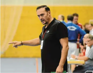  ?? Foto: Peter Kleist ?? Er wird auch in der kommenden Saison bei den Friedberge­r Handballer­n die Richtung vorgeben: Trainer Fadil Kqiku. Die Abteilungs­leitung des TSV hat den Vertrag mit ihm vorzeitig verlängert.