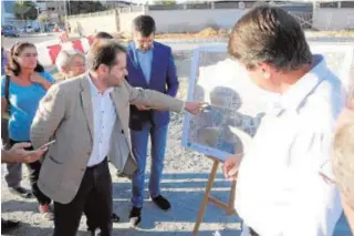  ?? N. O. ?? El alcalde, Antonio Conde, comenta con los vecinos las obras