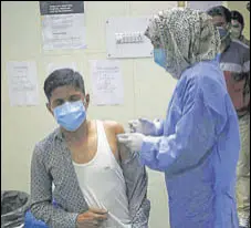  ?? WASEEM ANDRABI/HT ?? A medic administer­s the first dose of Covaxin to a beneficiar­y in Srinagar on Saturday.