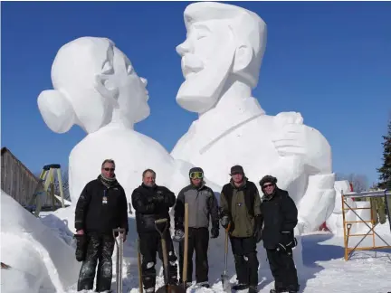  ?? Photo : Gracieuset­é Norm Grywinski ?? Comme depuis plus de 20 ans, les neigistes du groupe d’artistes G4 ont à nouveau émerveillé en février 2015 les foules qui se rendaient au Parc du Voyageur avec leur sculpture géante à l’entrée du parc. Leur défi est d’explorer cette matière éphémère...