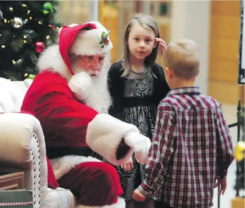  ?? NICK PROCAYLO ?? Gemma Lorenz and her autistic brother, Mason, meet Santa at Langley’s Willowbroo­k Shopping Centre, one of four malls in B.C. offering a ‘sensory-friendly’ Santa experience for kids with autism spectrum disorder.