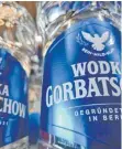  ?? FOTO: IMAGO ?? Wodka an der Supermarkt­kasse: Höhere Preise könnten laut WHO viele Alkoholtot­e verhindern.