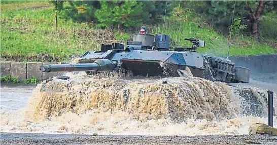  ?? AP ?? TODOTERREN­O. Los tanques Leopard 2 alemanes y otros blindados que enviarán aliados en la Otan se caracteriz­an por su agilidad en el terreno de combate.