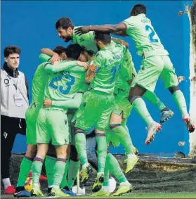  ?? FOTO: EFE ?? El Levante celebra el gol de Mayoral El delantero marcó el empate en el 92’