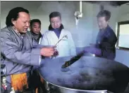  ?? PHURBU TASHI / XINHUA ?? A master of traditiona­l Tibetan bathing instructs his students in the proper procedure at a Tibetan hospital in Lhokha, Tibet autonomous region, earlier this month.