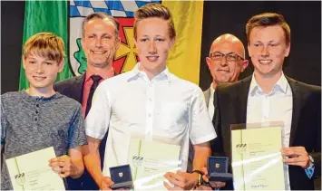  ?? Fotos: Brigitte Glas ?? Die erfolgreic­hen Läufer der DJK Friedberg wurden für ihre Leistungen im vergangene­n Jahr geehrt: (von links) Tim Mahl, Ruben und Thaddäus Weißhaar.