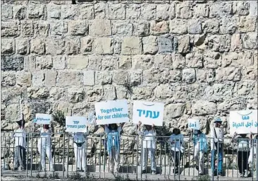  ?? RONEN ZVULUN / REUTERS ?? Jueus i àrabs israelians a favor de la convivènci­a, aquesta setmana a Jerusalem