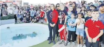  ?? ?? Multitud de niños y niñas con camisetas y sudaderas de Línea Recta, la marca de ropa de Álex Segura, disfrutand­o de la exhibición de parkour.