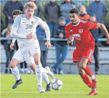  ?? FOTO: JOSEF KOPF ?? Djamel Edine Yachir (rechts) und der FC Wangen verabschie­den sich mit einem Unentschie­den gegen EhingenSüd und 15 Punkten in die Winterpaus­e.