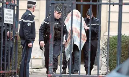  ??  ?? Le principal suspect Willy Bardon, la tête recouverte d’une couverture, le 18 janvier 2013 à Amiens (Somme).