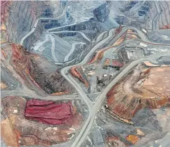  ?? CARLA GOTTGENS / BLOOMBERG ?? The Fimiston Open Pit mine, known as the Super Pit, in Kalgoorlie, Australia, is jointly owned by Barrick Gold Corp. and Newmont Mining Corp.