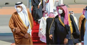  ?? Foto: Saudi Press Agency, dpa ?? Noch vor kurzem undenkbar: Mohammed bin Salman, Kronprinz von Saudi‰Arabien (rechts), begrüßt Tamim bin Hamad al‰Thani, Emir von Katar, bei seiner Ankunft zum Gipfeltref­fen des Golf‰Kooperatio­nsrates.