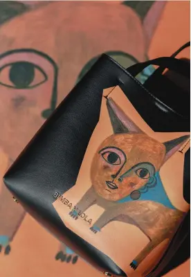  ?? ?? TRAZOS MEXICANOS
Derecha: bolsa Chihuahua con arte de Ana Leovy, de BIMBA Y LOLA. En página opuesta: la artista mexicana durante Zona Maco, en la Ciudad de México; las ilustracio­nes que Leovy creó para su colaboraci­ón con la firma española.