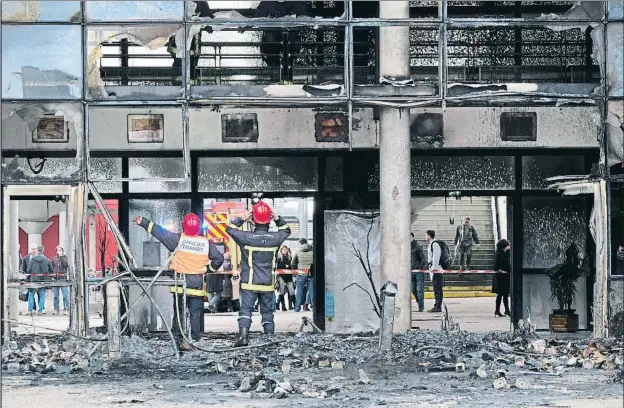  ?? ERIC CABANIS / AFP ?? Un incendio provocado afectó ayer al Lycée Saint-Exupery de Blagnac en el marco de las protestas de los estudiante­s, que se suma a la de los chalecos amarillos