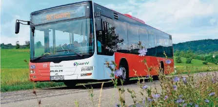  ?? FOTO: SAAR-PFALZ-BUS ?? Noch bedienen die rot-weißen Busse zahlreiche Strecken in der Region. Doch der Firma droht das Ende.