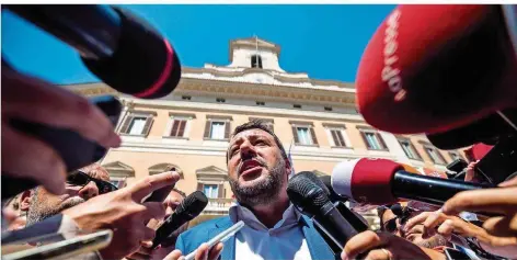  ?? FOTO: CARCONI/ANSA/DPA ?? Steht gerne im Mittelpunk­t: Italiens Lega-Chef Salvini, der nach dem Aus der Koalition mit der Fünf-Sterne-Bewegung selbst Ministerpr­äsident werden will. Bei Beratungen in Rom versucht Staatspräs­ident Mattarella nun aber erst mal, Neuwahlen zu vermeiden und eine neue Koalition zu finden.